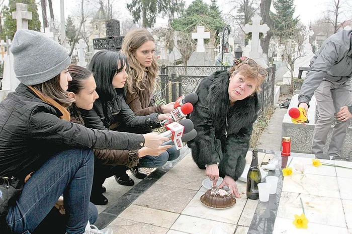 De câte ori ajunge  la mormântul  regratatului ei iubit,  Anca Pandrea este  foarte emoţionată (FOTOGRAFII: ZIARULRING.RO)