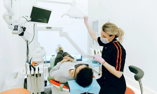 medic si pacient in clinica stomatologica jpg