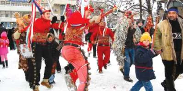 Mascaţii vor colinda pe străzile Vasluiului