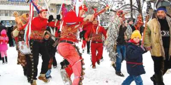 Mascaţii vor colinda pe străzile Vasluiului