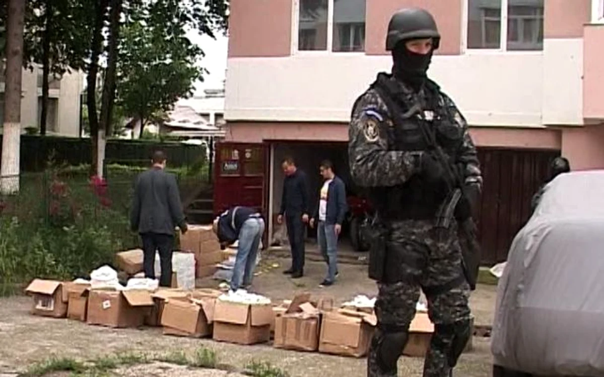 
    Poliţiştii au descins la o fabrică de anabolizante din Piteşti. FOTO: Adevarul  