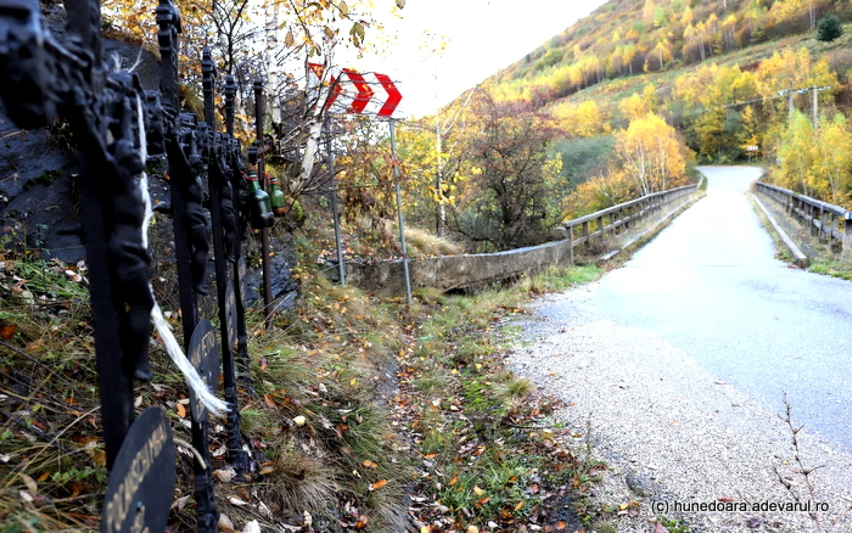 Şirul de cruci de lângă viaduct.