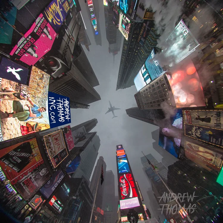 A fotografiat cerul din Time Square în timpul iernii și a surprins un avion chiar în mijloc