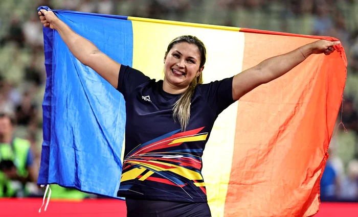 Bianca Ghelber, cu tricolorul, după victoria de la Campionatul European de atletism (FOTO: Guliver)