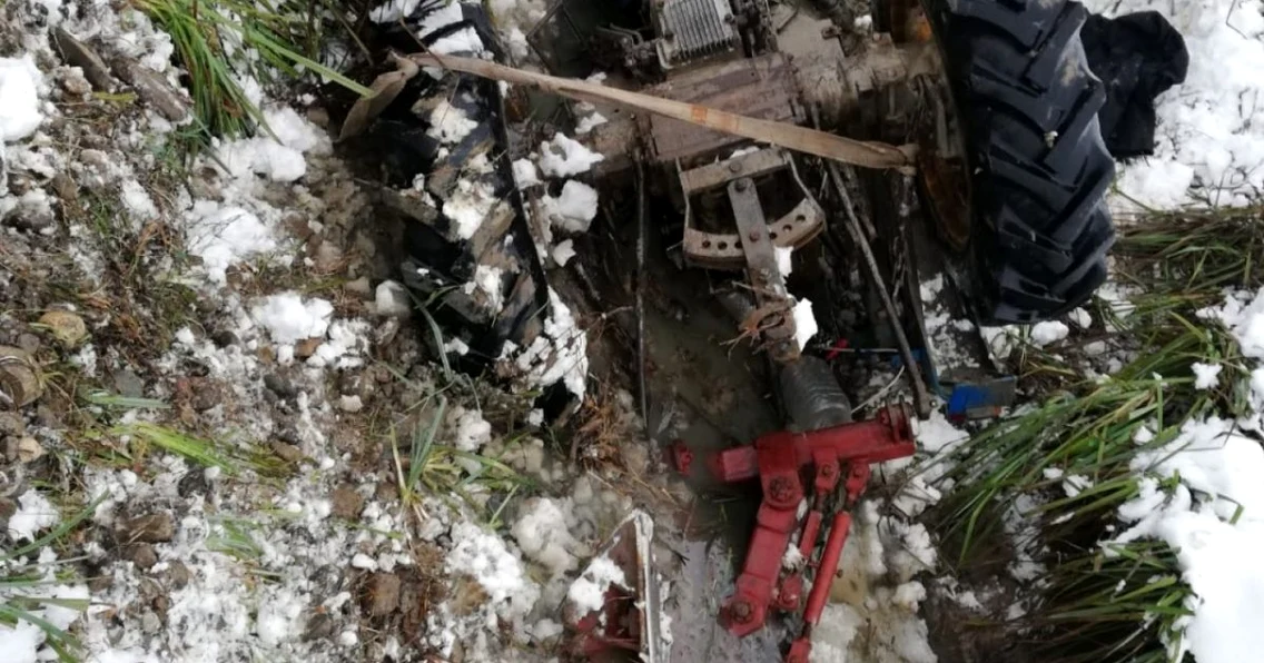 Tractor răsturnat în şanţul cu apă în Mihăeşti - Vâlcea Foto Adevărul