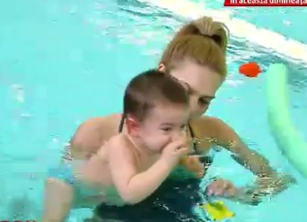 Micuţa Kim învaţa să înoate (fotocaptură:PRO TV)