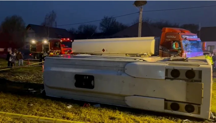 
    Accidentul s-a produs într-o localitate din Bistrița NăsăudFOTO: ISU BN  