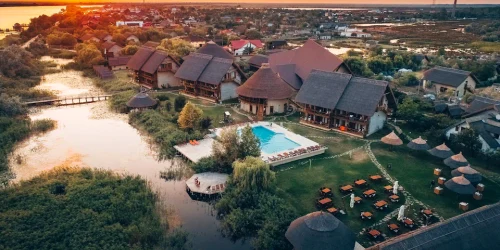 În Stațiunea Green Village din Sfântu Gheorghe se poate ajunge doar din apă. FOTO Facebook