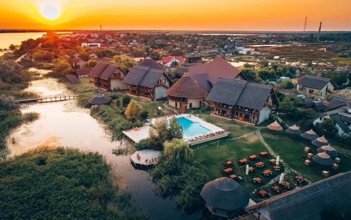 În Stațiunea Green Village din Sfântu Gheorghe se poate ajunge doar din apă. FOTO Facebook