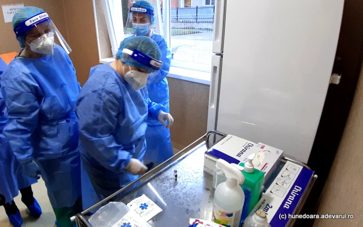 De la începutul pandemiei pana in prezent, 1 din 77 din totalul cazurilor a fost înregistrat la personal medical Foto: Daniel Guţă Adevarul