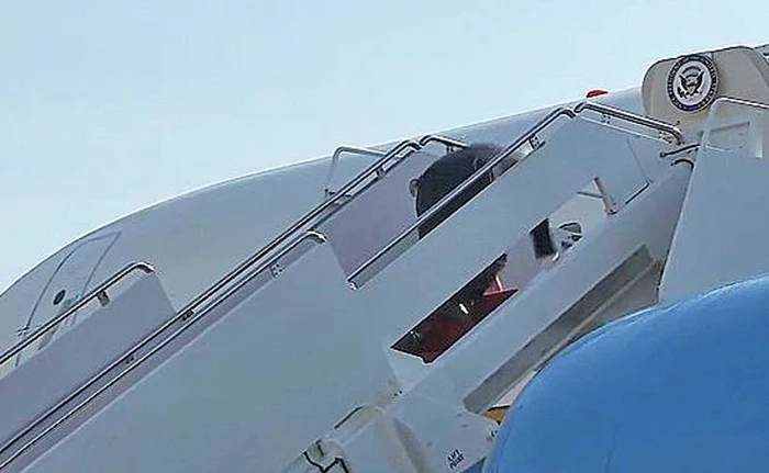 S-a împiedicat pe scara avionului