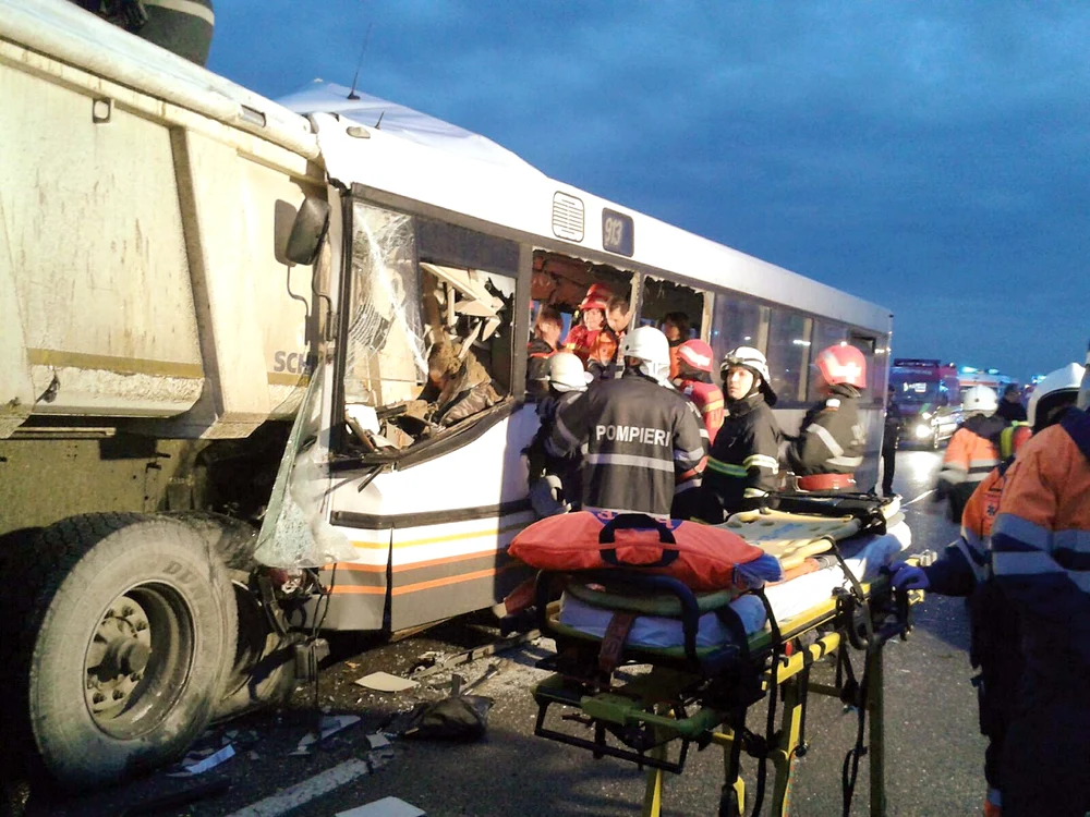 
    Locul s-a umplut  în câteva minute de  poliţişti, pompieri  şi ambulanţe  