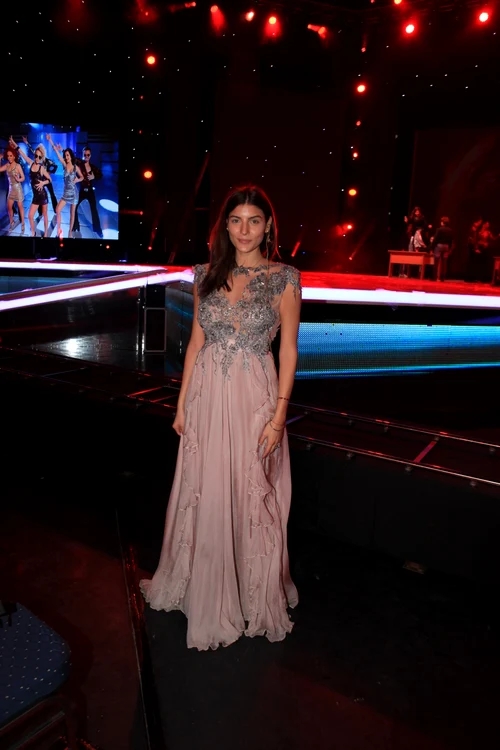 Ioana Voicu, îmbrăcată cu una din rochiile pe care le va purta la Eurovision 2015