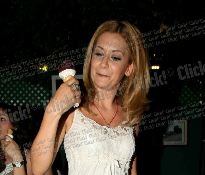 Amalia Enache a savurat o îngheţată la «Morgan La Dud». (Foto: Dorin Constanda)