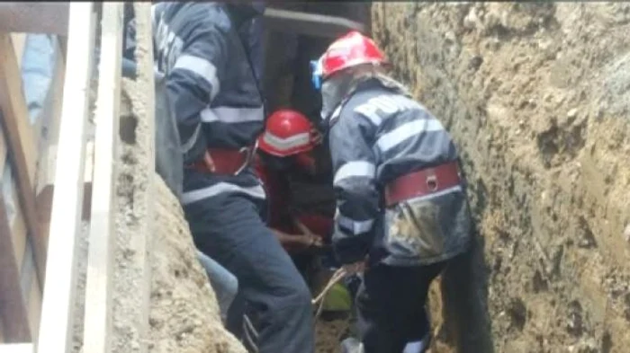 
    Pompierii au săpat patru ore cu mâinile goale în jurul muncitorului pentru a-l scoate din șanț  