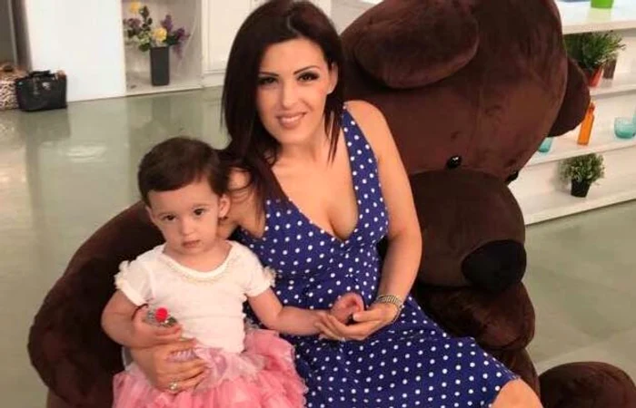 
    Diana Bişinicu şi fetiţa sa, Riana FOTO: Arhiva personală  