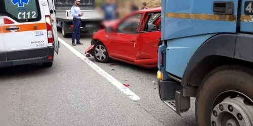 Accident pe DN 7 - E 81 Valea Oltului la Câineni - Vâlcea - un TIR a intrat în patru maşini cel puţin o victimă Foto Adevărul 