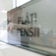 Pensionari discută cu reprezentanții presei și oficialii Caselor de Pensii de care aparțin privind recalcularea pensiei, în București. FOTO Inquam Photos / Octav Ganea