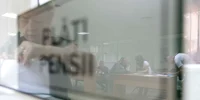 Pensionari discută cu reprezentanții presei și oficialii Caselor de Pensii de care aparțin privind recalcularea pensiei, în București. FOTO Inquam Photos / Octav Ganea