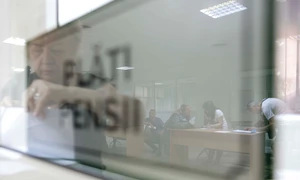 Pensionari discută cu reprezentanții presei și oficialii Caselor de Pensii de care aparțin privind recalcularea pensiei, în București. FOTO Inquam Photos / Octav Ganea