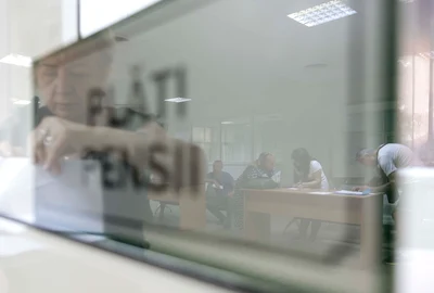 Pensionari discută cu reprezentanții presei și oficialii Caselor de Pensii de care aparțin privind recalcularea pensiei, în București. FOTO Inquam Photos / Octav Ganea