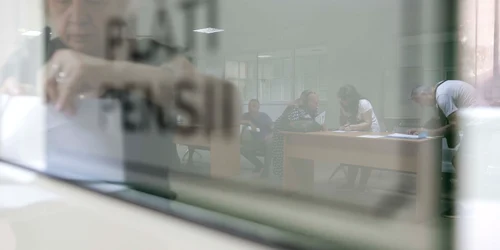 Pensionari discută cu reprezentanții presei și oficialii Caselor de Pensii de care aparțin privind recalcularea pensiei, în București. FOTO Inquam Photos / Octav Ganea