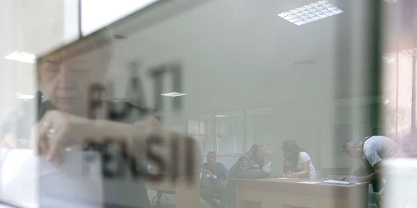 Pensionari discută cu reprezentanții presei și oficialii Caselor de Pensii de care aparțin privind recalcularea pensiei, în București. FOTO Inquam Photos / Octav Ganea