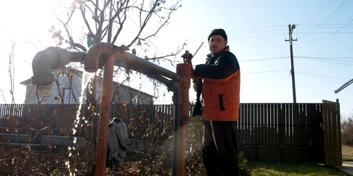Oamenii îşi trag apa „curentă“ din pânza freatică, situată undeva la 20 de metri adâncime
