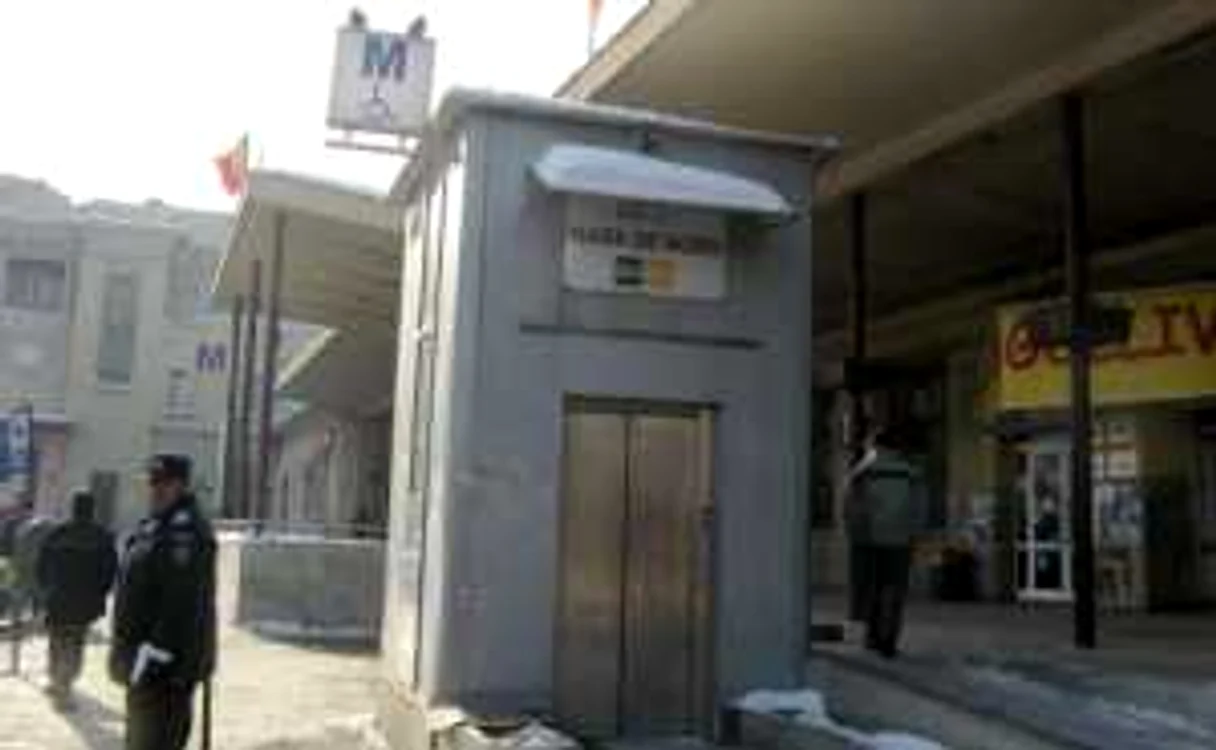 La Gara de Nord există un lift pentru persoanele cu handicap