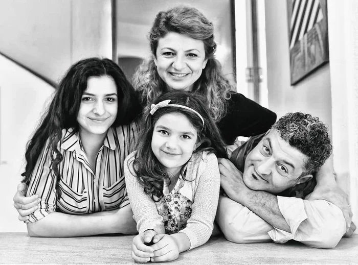 Actorul Dani Popescu, alături de soție și de fiicele salefoto: arhivă personală