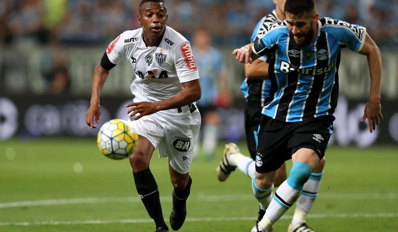 Robinho (stânga) ar trebui să fie după gratii, dar Brazilia refuză să-l extrădeze (FOTO GettyImages)