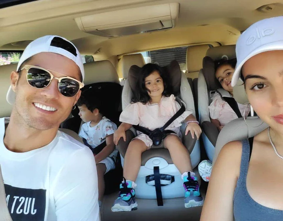 Cristiano Ronaldo cu partenera și trei dintre copiii lui. Foto: Facebook/ Georgina Rodriguez