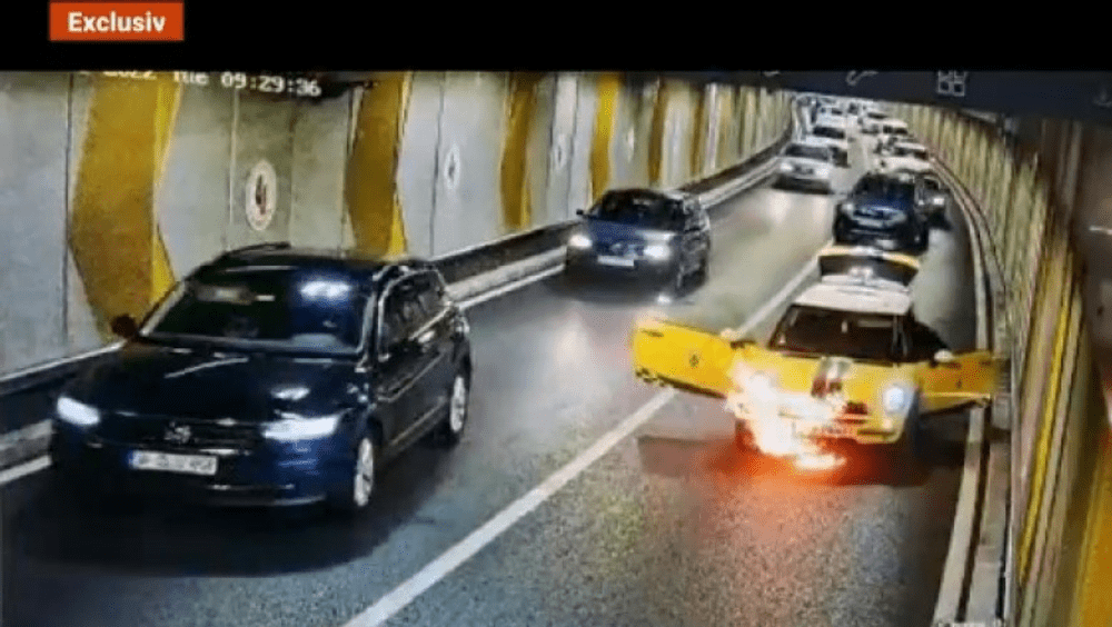 Imagini cu momentul în care mașina ia foc în Pasajul Unirii din Capitală: niciun șofer nu intervine cu extinctorul