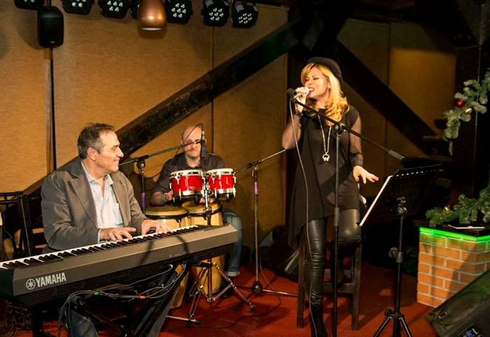 Miki, alături de trupa sa, pe scenă