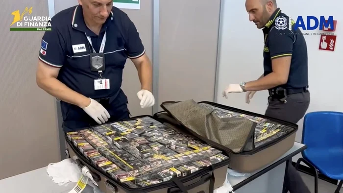Doi români, arestați pe aeroportul din Palermo cu 4.000 de pachete de țigări de contrabandă