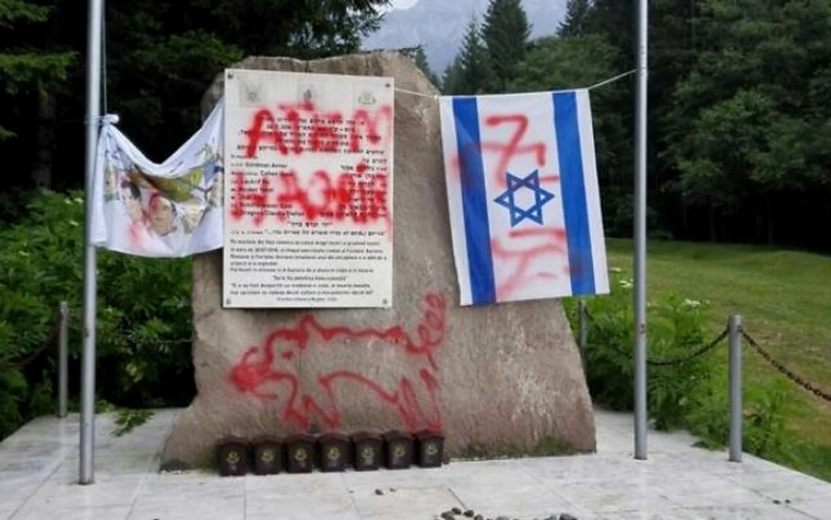 Imagine cu monumentul vandalizat FOTO Facebook/Monitoring and Combating Anti-Semitism in Romania