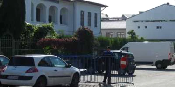 Poliţistul comunitar se plictiseşte tot mutând la garduri