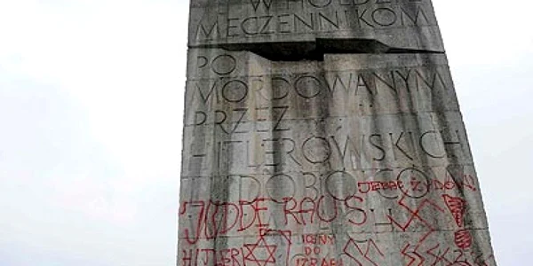 Monumentele Holocaustului, măzgălite cu graffiti la o tabără de concentrare din Polonia