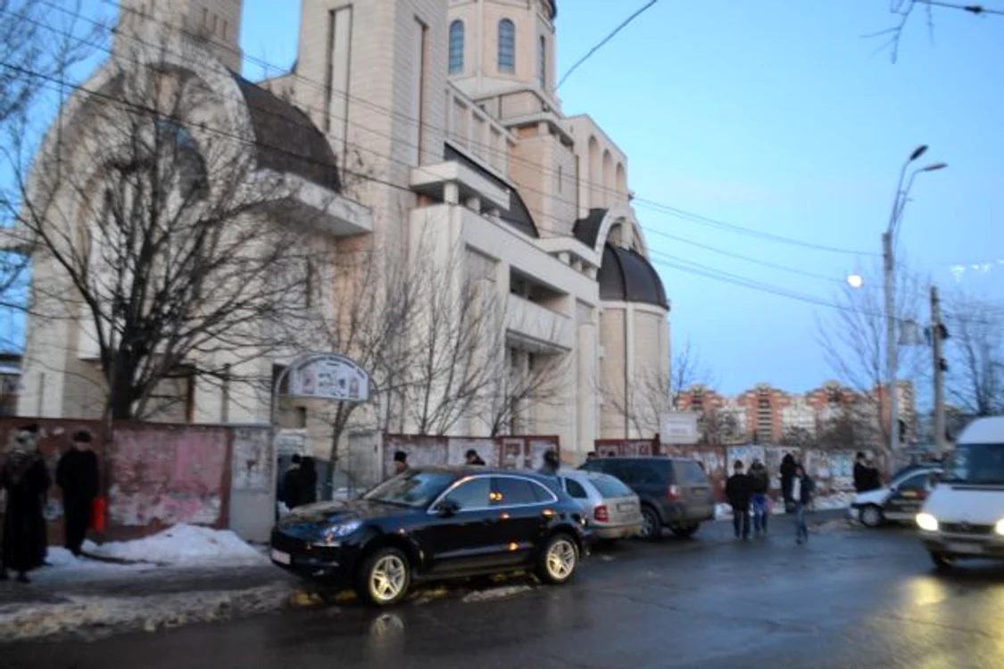 Mașinile din fața Catedralei din Bacău, la întronizarea lui Ioachim Băcăuanul