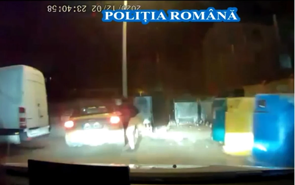 Urmărire ca-n filme pe străzile din Sibiu - şoferul fără permis a abandonat maşina după ce a lovit un stâlp Foto captură video