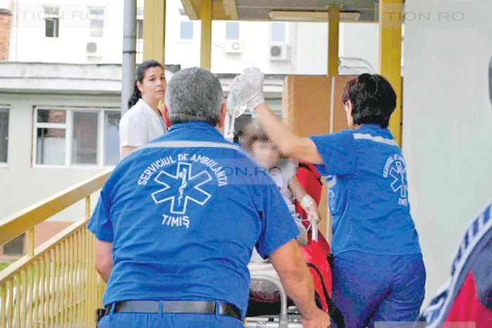 Fetiţa în vârstă de 3 ani, care este în grupa mică, a scăpat doar cu o contuzie la piciorul stâng