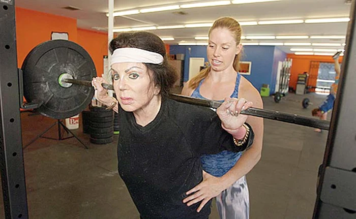 E supravegheată de antrenoare