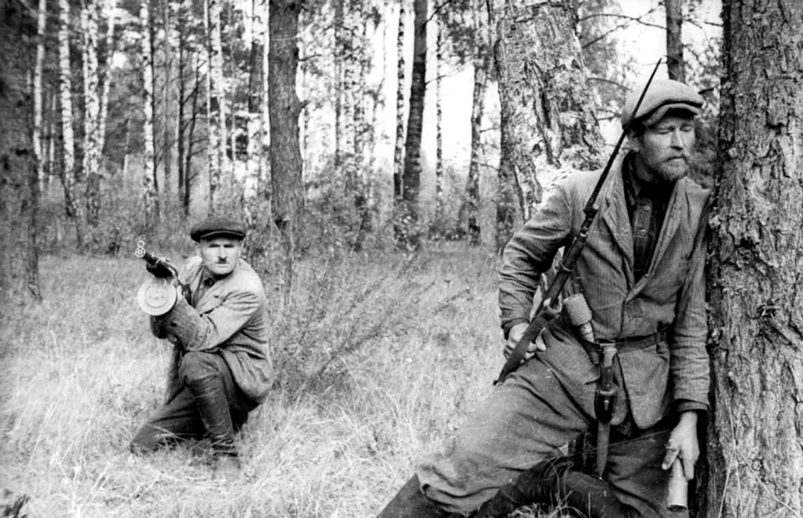 Partizani ruşi în imaginile de propagandă FOTO albumwar2.com
