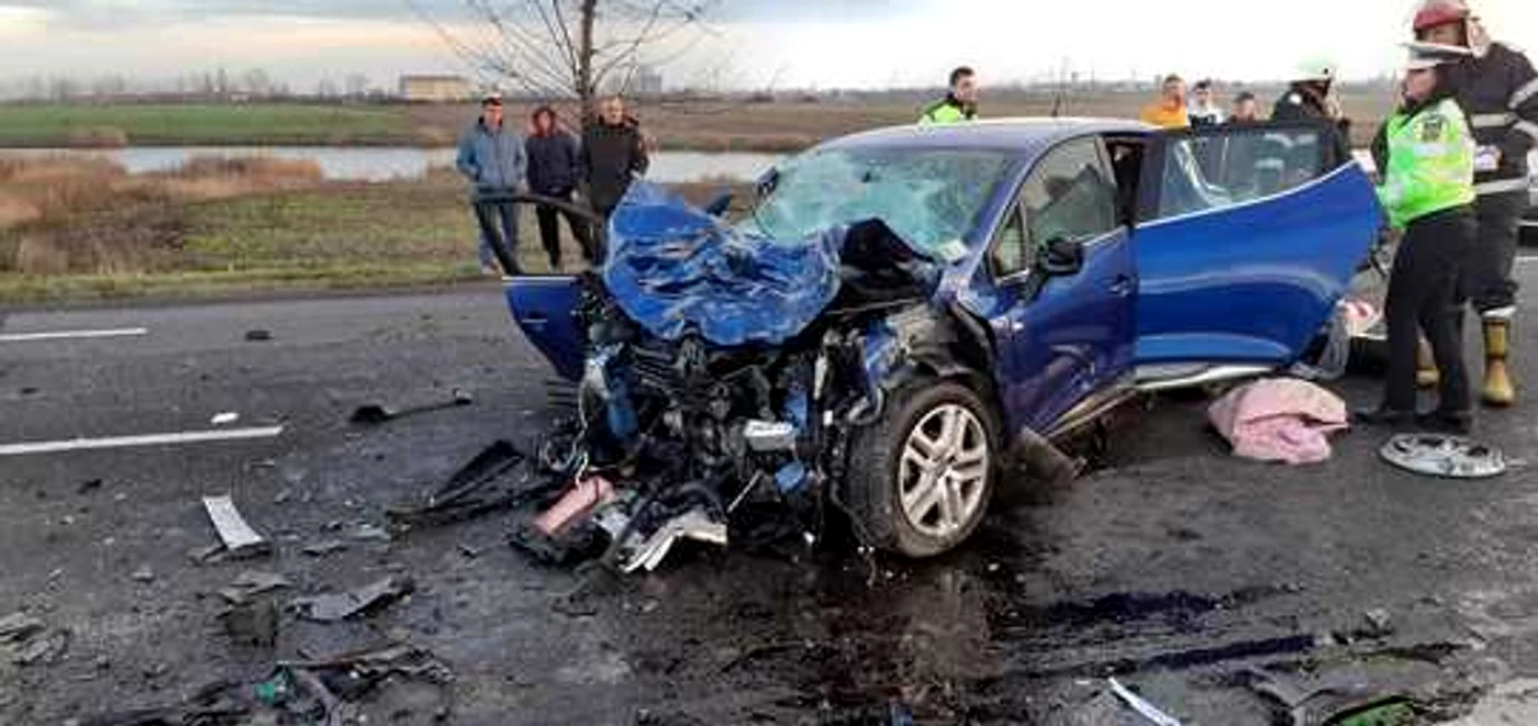 
    Trei persoane au murit într-un accident produs pe DN2FOTO: ISU Ialomita  