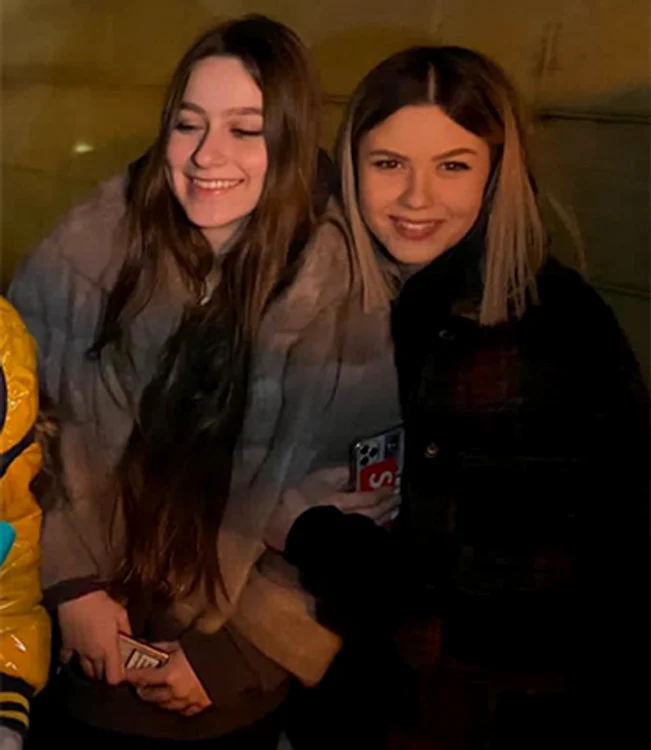 
    Ioana se înţelege bine cu fetele lui Năstase, fiind surprinse împreună şi la masă, şi la shopping  