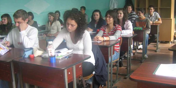 Mii de elevi clujeni îşi vor schimba şcoala din toamnă