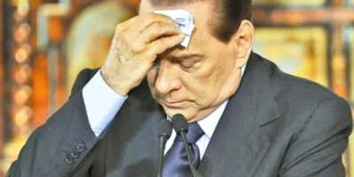 Berlusconi, presat din toate părţile să demisioneze. Foto: AFP