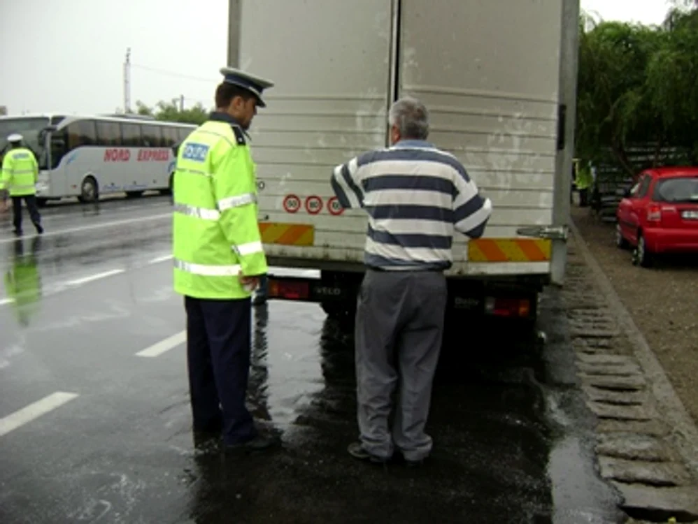 
    Şoferul camionului nu l-a observat pe pieton  