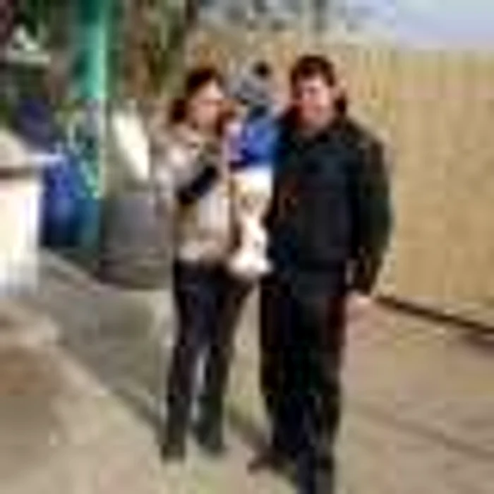 O soţie si mamica tanara, minora, dar fericita alaturi de sot si copil