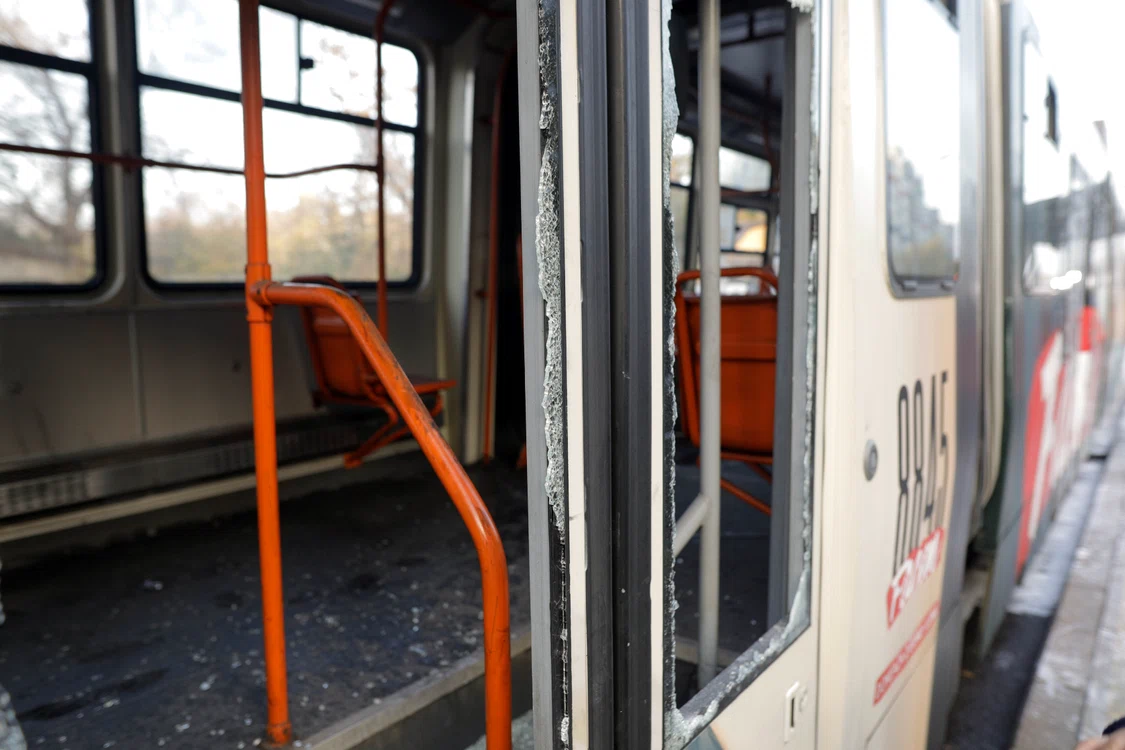 Un tramvai plin cu călători a lovit din plin o mașină care a fost aruncată în alta.  Foto: Click.